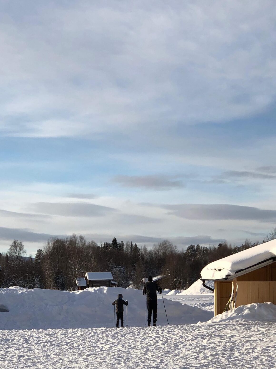 En pappa hämtar sin son på längdskidor vid Vemdalens skola