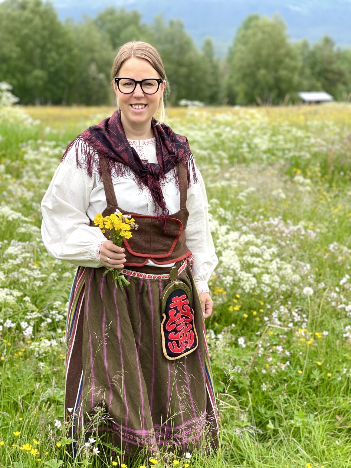 Flicka i hembygdsdräkt från Vemdalen