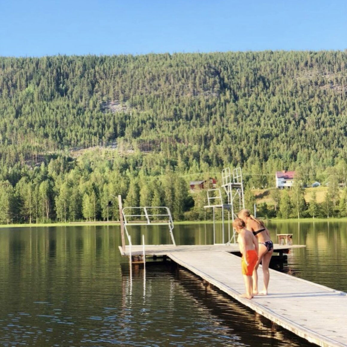 Stortjärn Långå. Bad med hopptorn och bryggor.