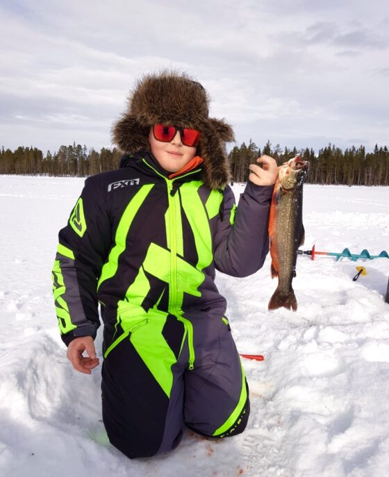 Felix Fredin Vemdalen har dragit upp en fin röding och blir härjedalsmästare 2022.