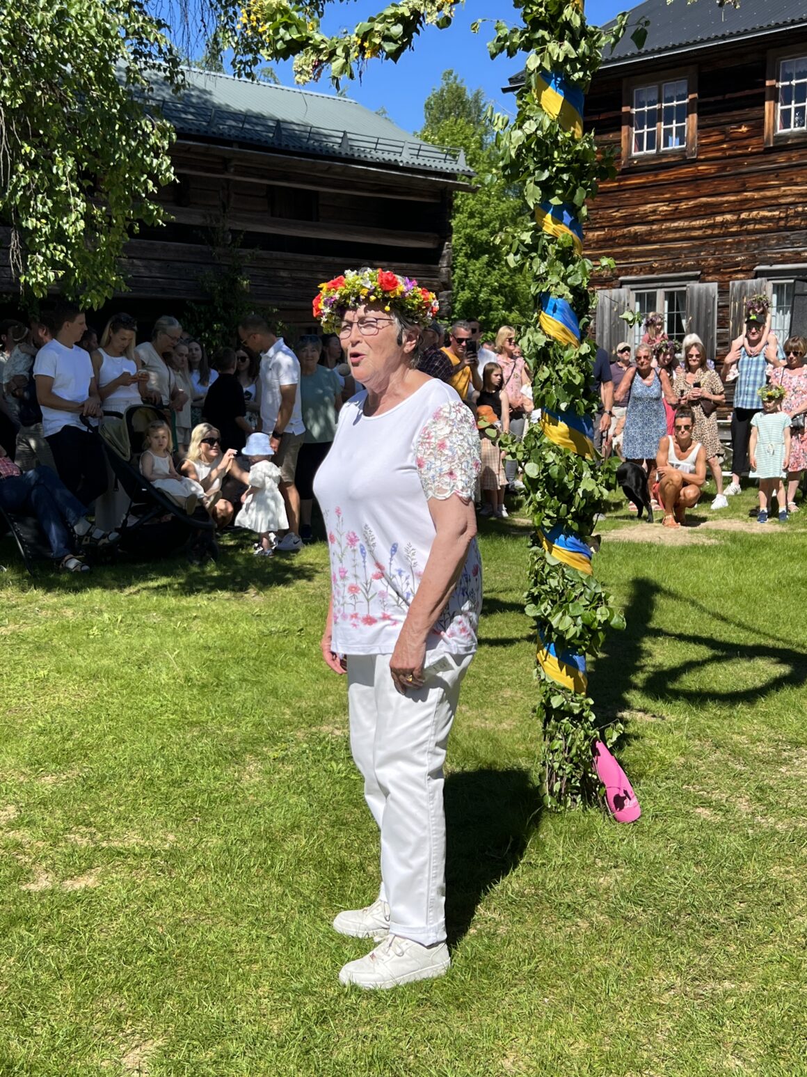 Britt Gruving-Fjellner lekledare på midsommar i Vemdalen