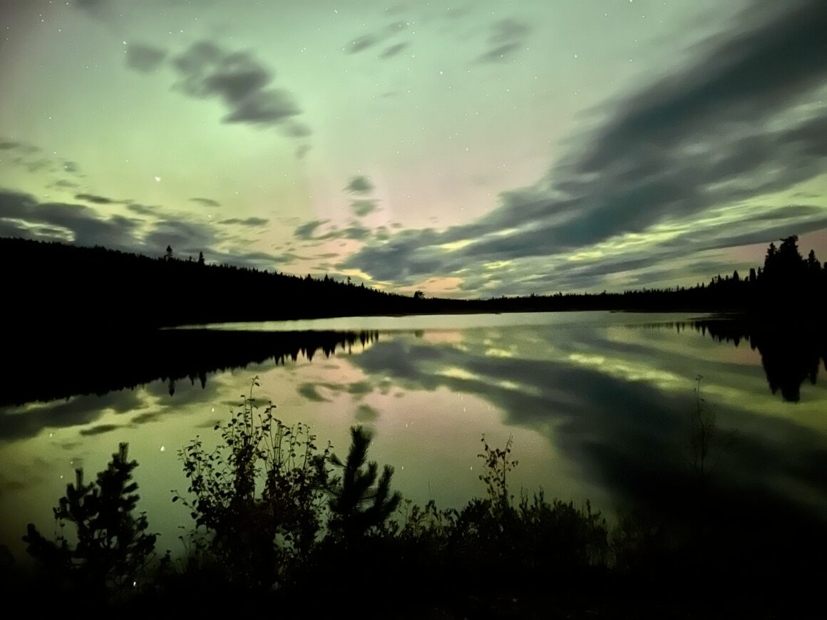 Norrsken över vatten i Vemdalen