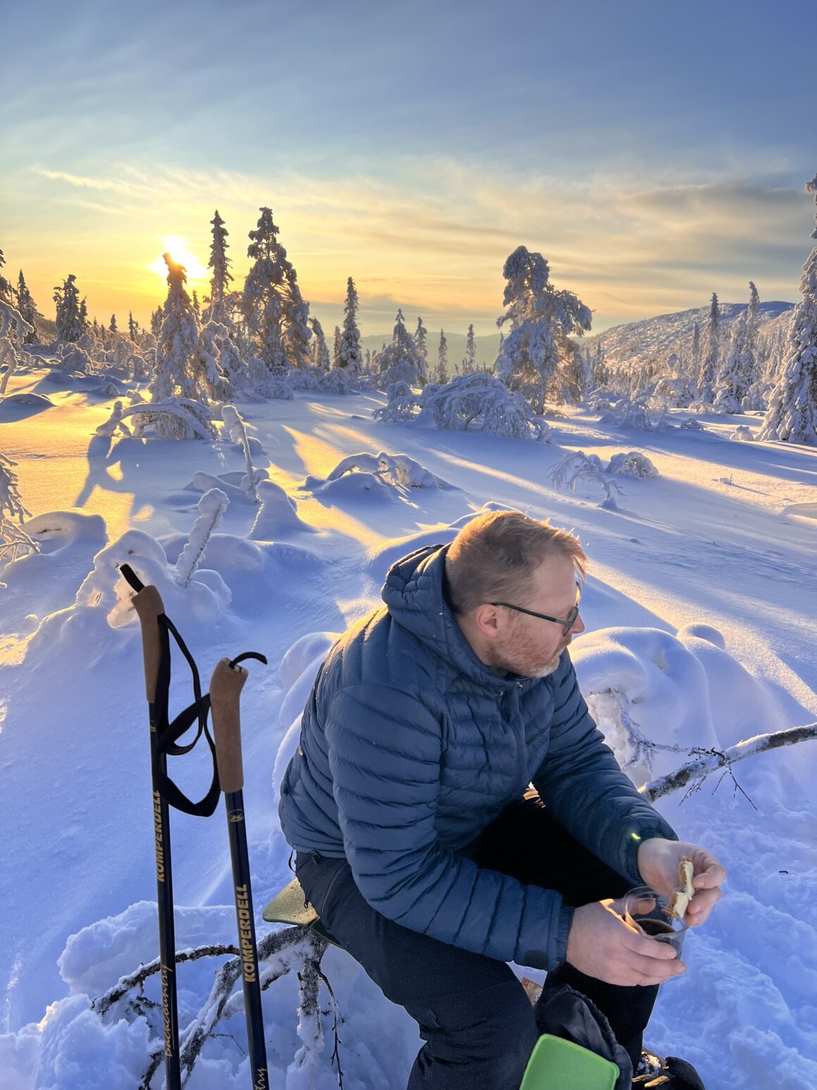 Fikapaus i solskenet på fjället efter en tur på skidor.