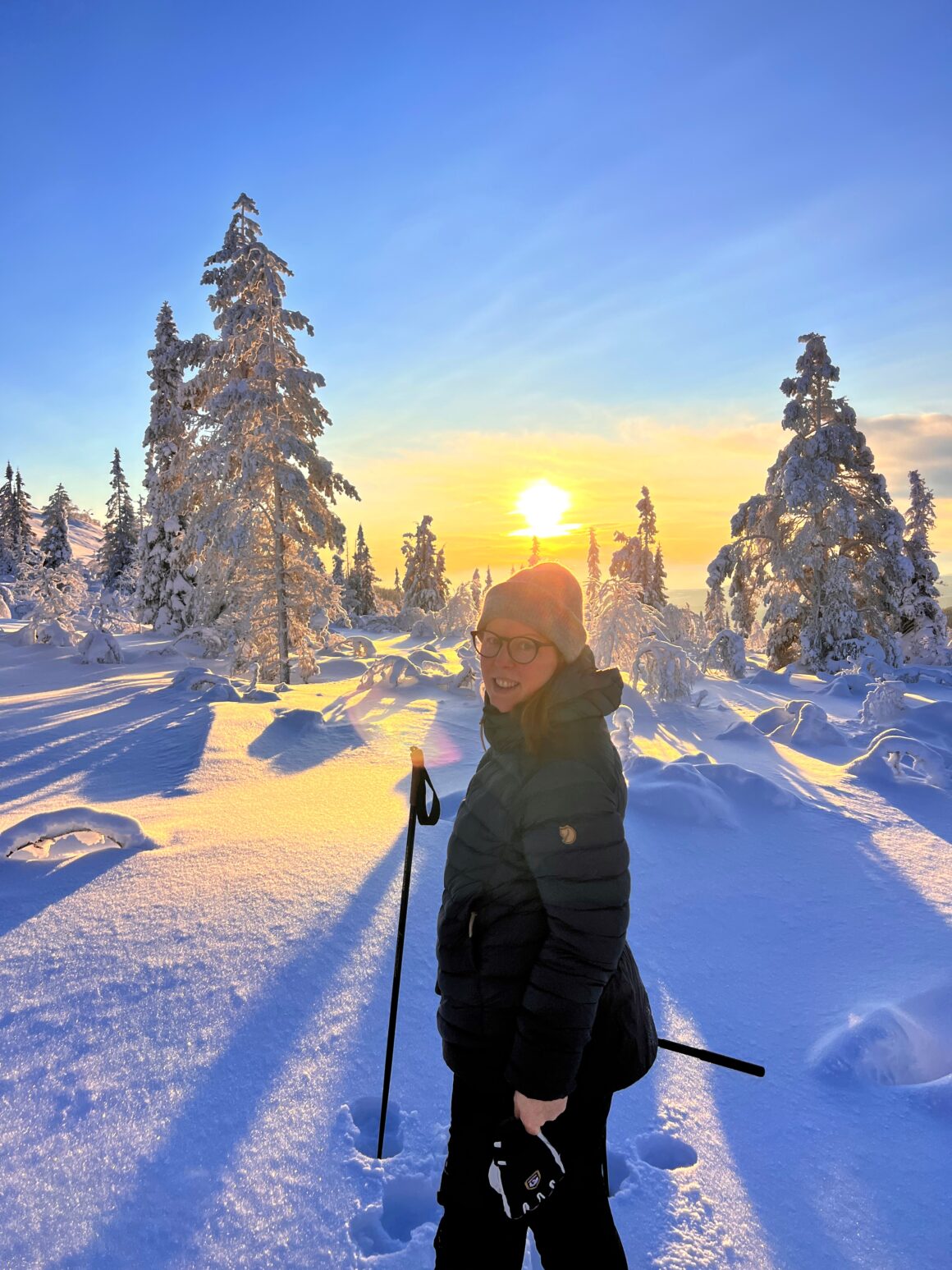 Caroline Fredin på fjället i en Fjällräven-jacka. 