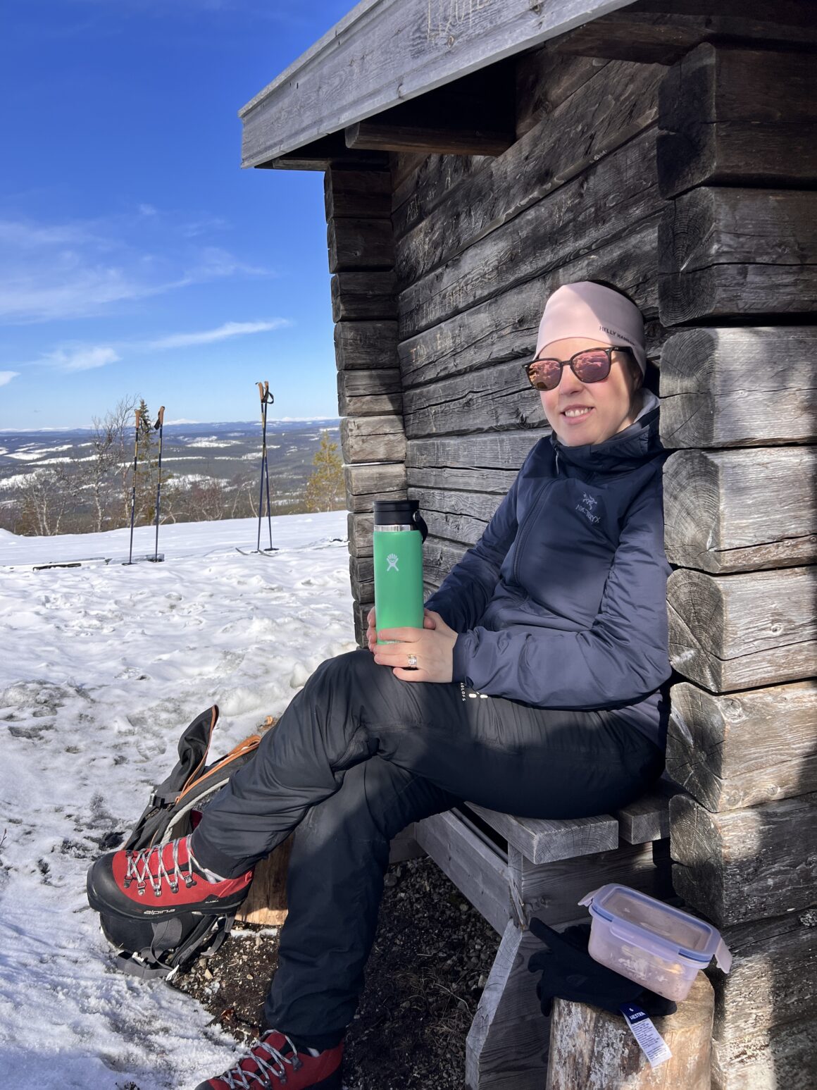 Caroline Fredin njuter av solen vid Vindarnas tempel i Vemdalen.