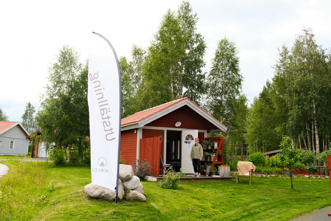 Malin Lennartzon fotograf med företaget ByMalott framför sitt galleri i i Vemdalen.
