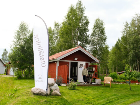 Malin Lennartzon fotograf i Vemdalen framför sitt galleri ByMalott.