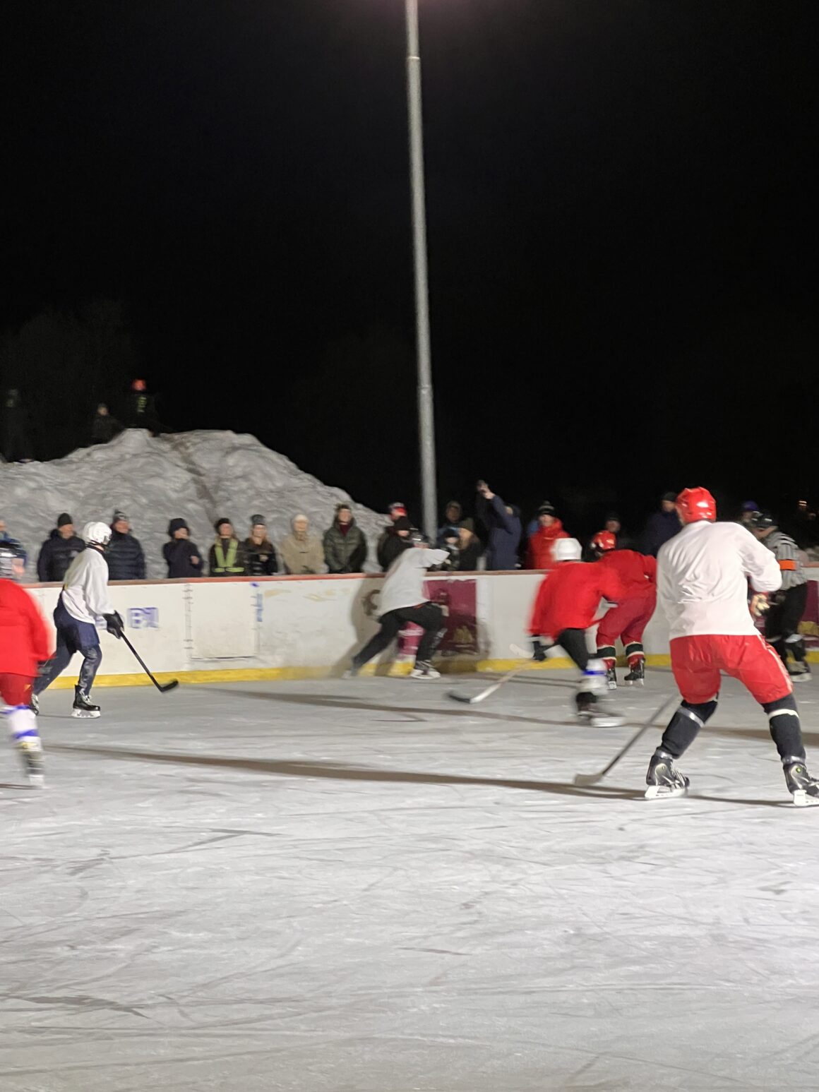 Vemdalen möter Vemhån i ishockey i Vemdalen.